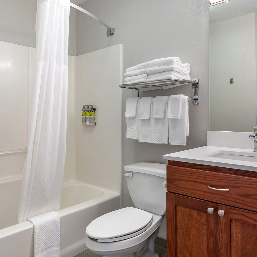 MainStay Suites Kansas City Overland Park — Bathroom