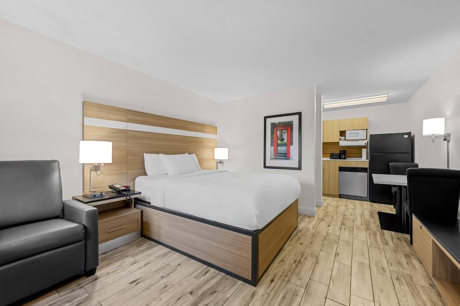 MainStay Suites Knoxville Cedar Bluff — Guest room