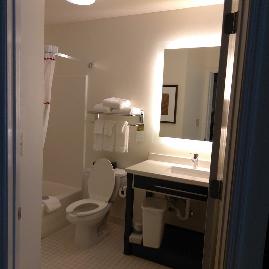 MainStay Suites Raleigh North — Bathroom