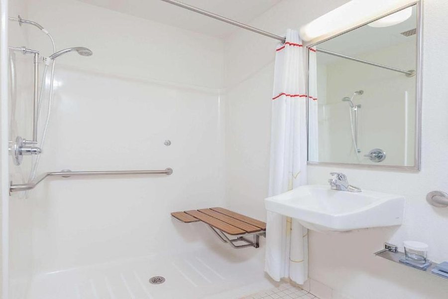 MainStay Suites Salt Lake City Fort Union — Bathroom