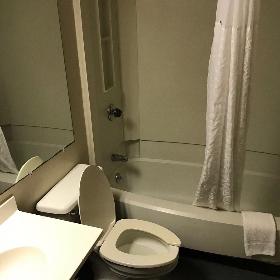 MainStay Suites St Louis Airport — Bathroom