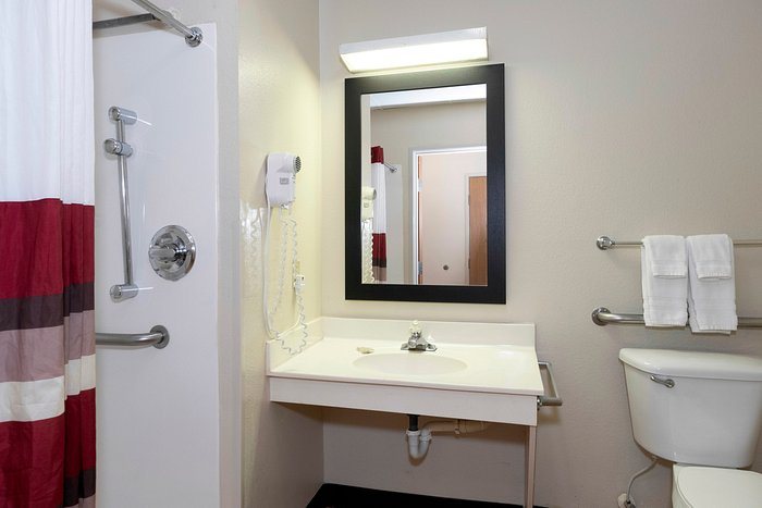 MainStay Suites St Robert Fort Leonard Wood — Bathroom