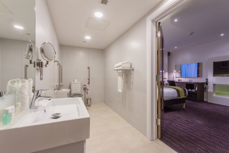 Mainstay Suites Watford City Event Center — Bathroom