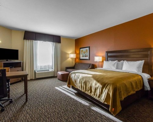 Mainstay Suites Watford City Event Center — Guest room