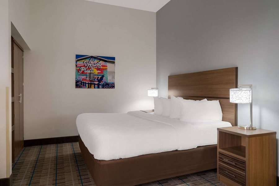 MainStay Suites — Guest room