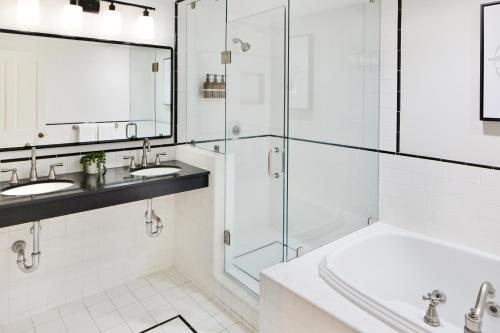 Maison Fleurie A Four Sisters Inn — Bathroom