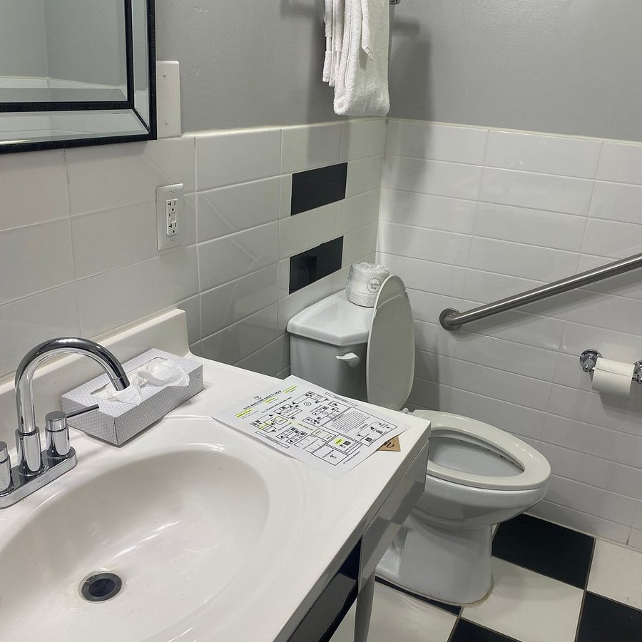 Maison Saint Charles Hotel And Suites — Bathroom