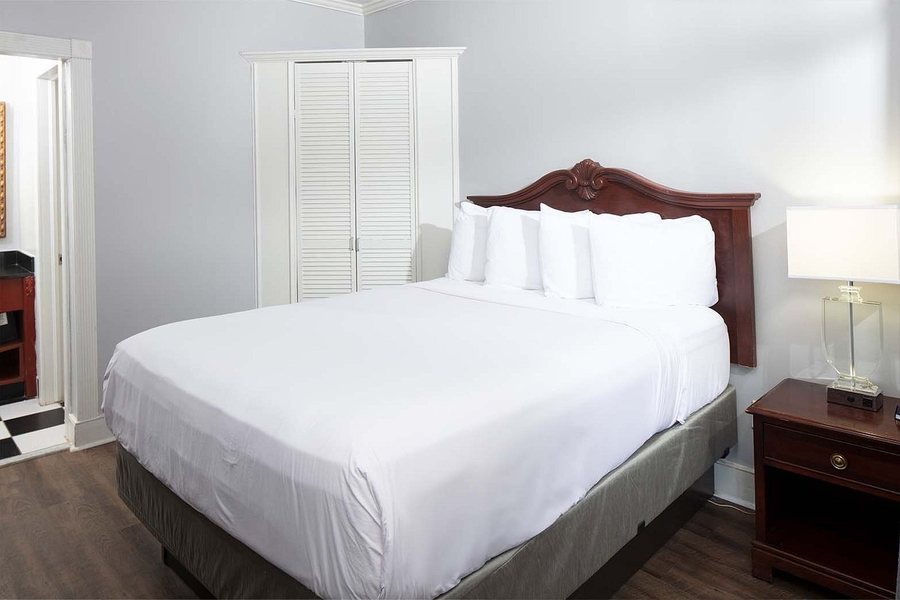 Maison Saint Charles Hotel And Suites — Guest room