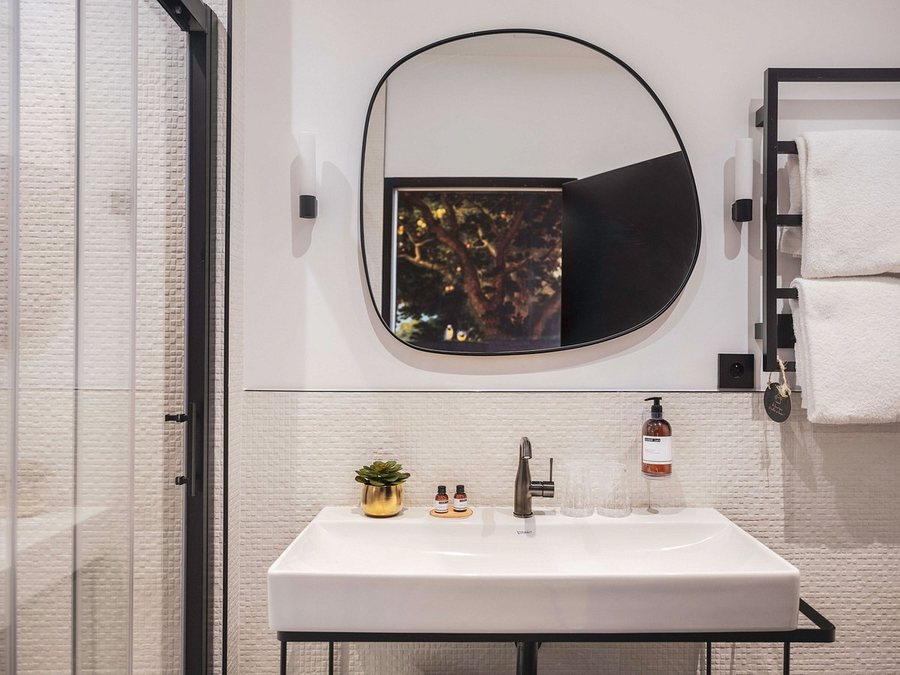 Maisons Du Monde Hotel Suites Marseille — Bathroom