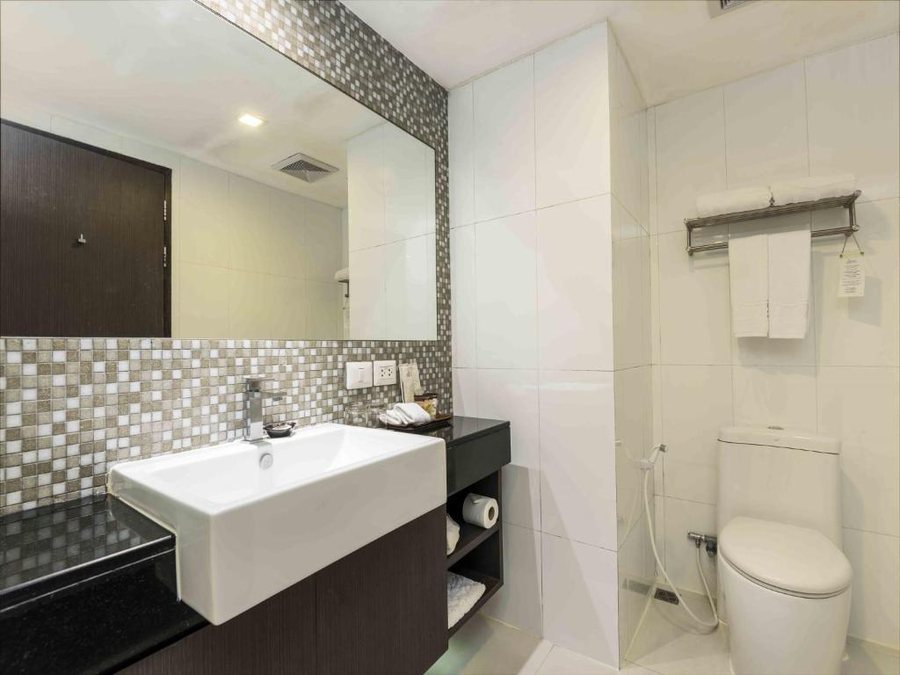 Maitria Hotel Sukhumvit 18 Bangkok A Chatrium Collection — Bathroom