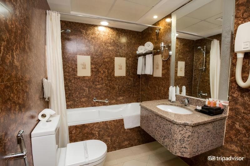 Majestic Central Hotel — Bathroom
