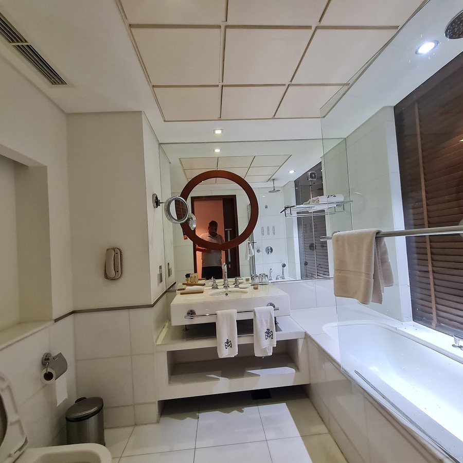 Majestic Cove Hotel — Bathroom