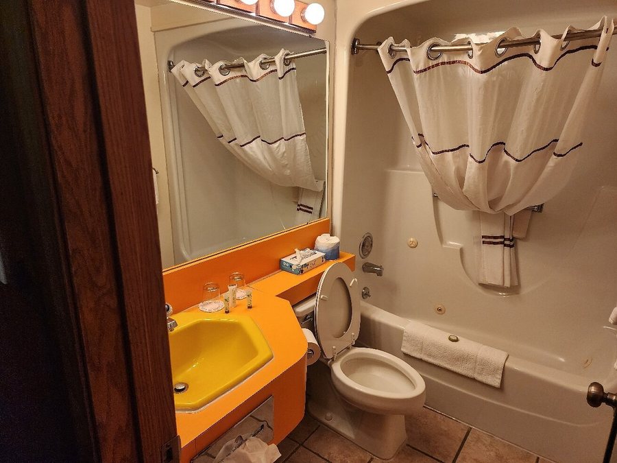Majestic Dude Ranch — Bathroom