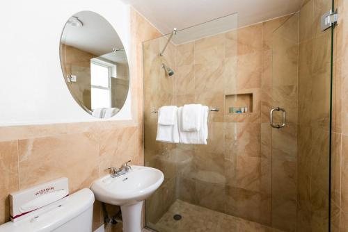 Majestic Hotel South Beach — Bathroom