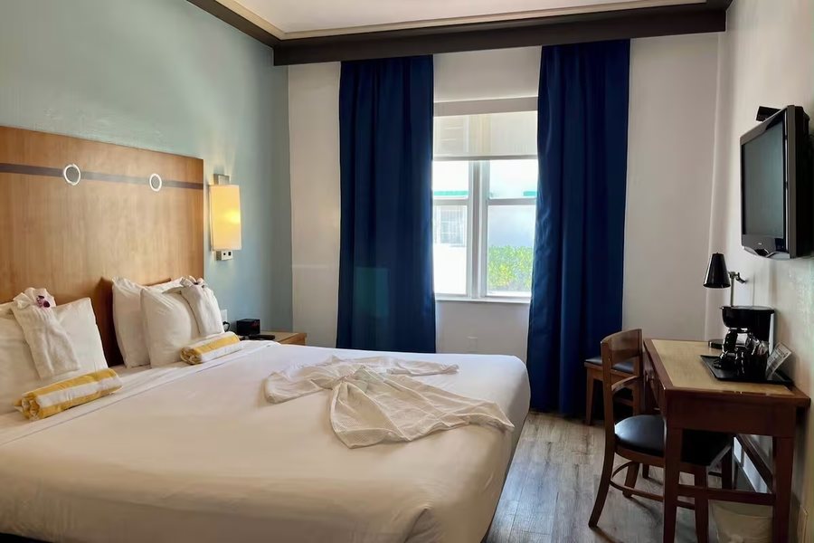 Majestic Hotel South Beach — Guest room