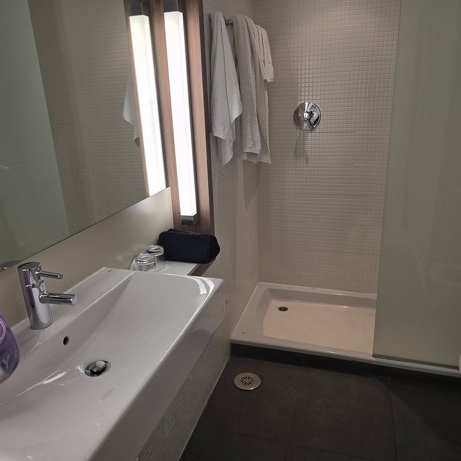 Malaga Inn — Bathroom