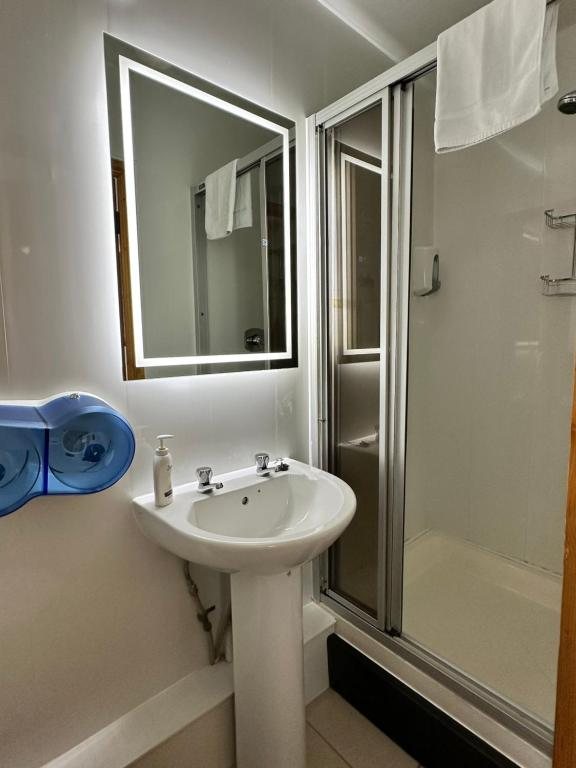 Malahide Guest Rooms — Bathroom