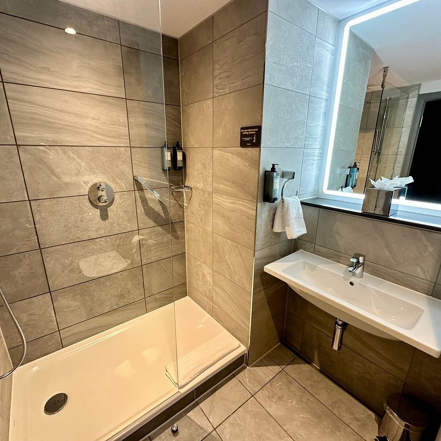 Maldron Hotel Shoreditch London — Bathroom