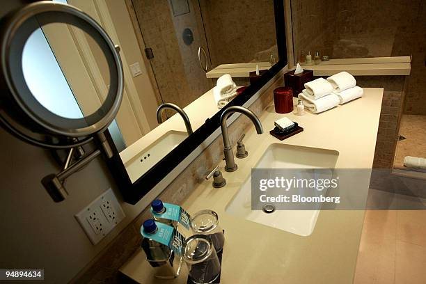 Malibu Beach Inn — Bathroom