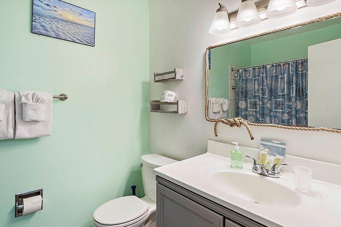Malibu Country Inn — Bathroom