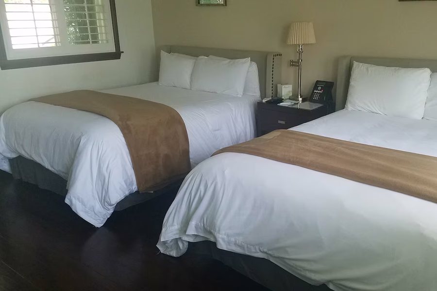 Malibu Country Inn — Guest room