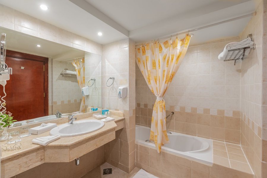 Malikia Resort Abu Dabbab — Bathroom