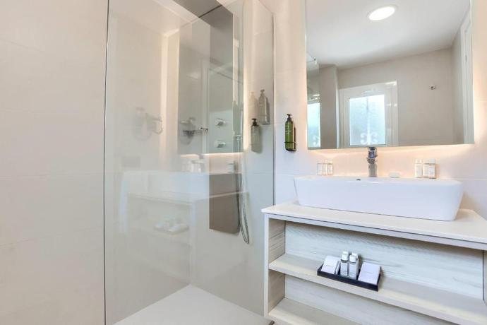 Mallorca Cecilia Apartamentos — Bathroom