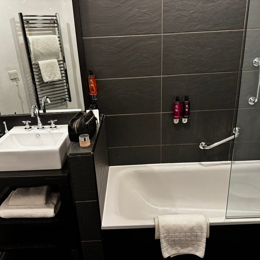 Malmaison Edinburgh — Bathroom