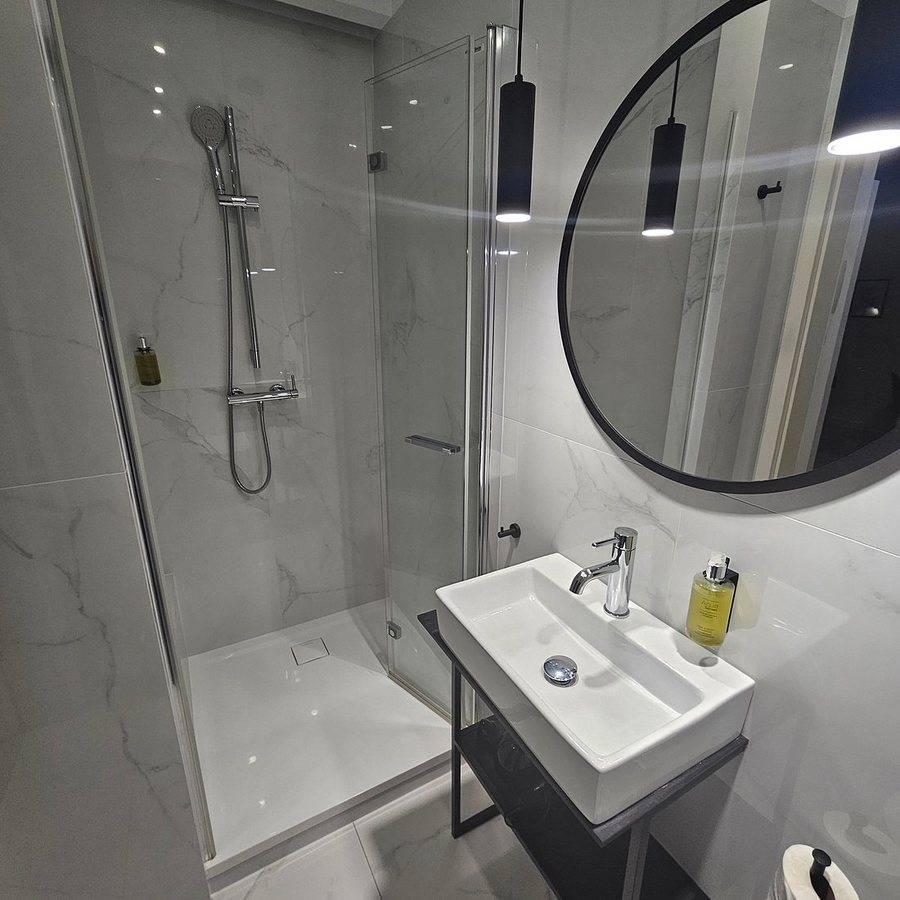 Maly Krakow Aparthotel — Bathroom