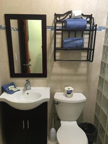 Mamacita s Guest House — Bathroom