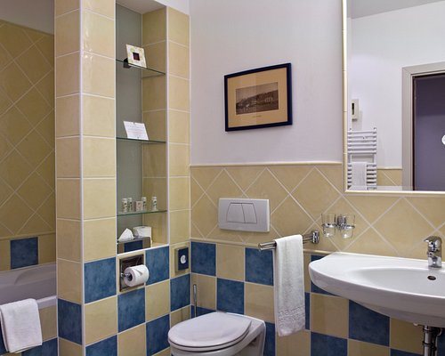Mamaison Hotel Chain Bridge Budapest — Bathroom
