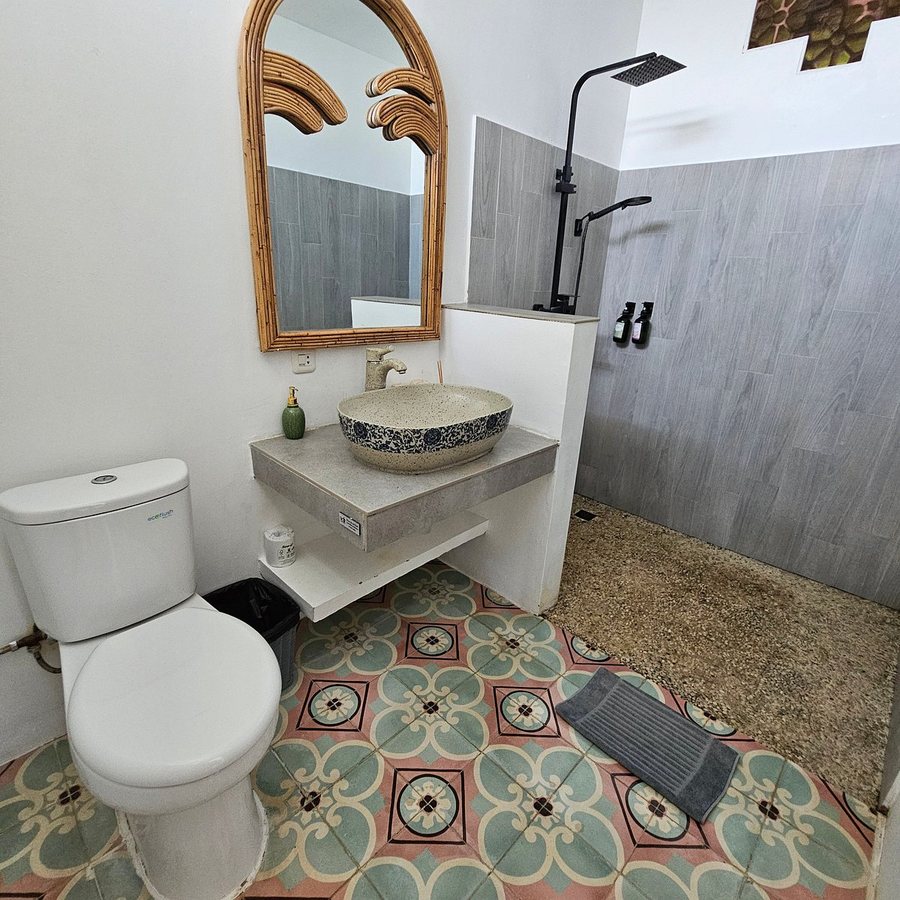 Mambo Hill Resort — Bathroom