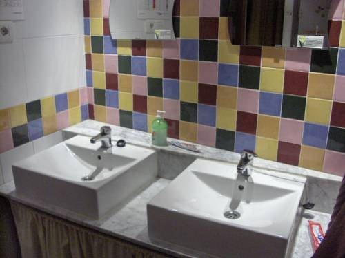 Mambo Tango Youth Hostel Barcelona Catalonia — Bathroom
