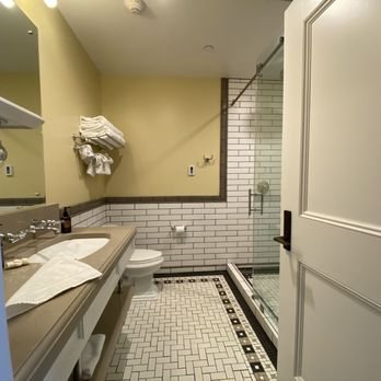 Mammoth Hot Springs Hotel Cabins — Bathroom