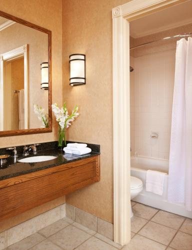 Mammoth Mountain Chalets — Bathroom