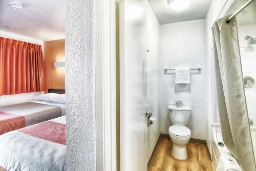Mammoth Mountain Inn — Bathroom