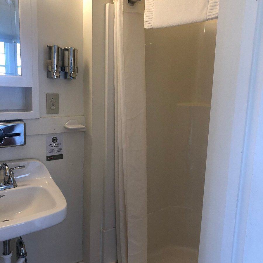 Mammoth Spring Lodge Motel — Bathroom