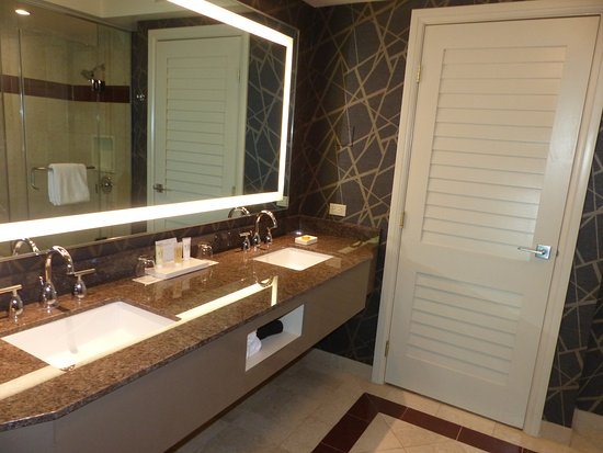 Mandalay Bay Resort Casino — Bathroom