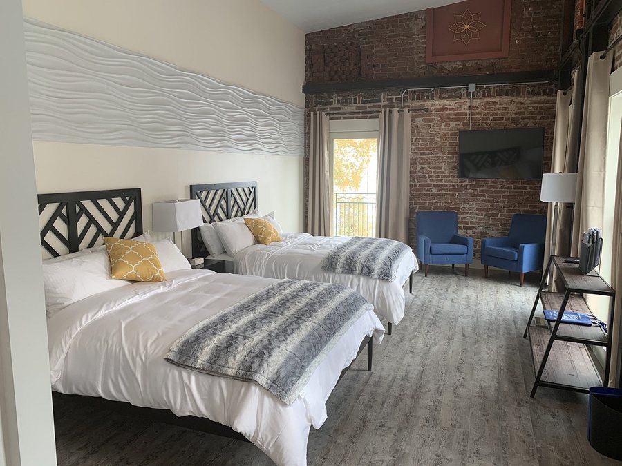 Manhattan Hotel — Guest room