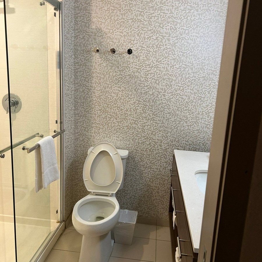 Manhattan Tower Apartment Hotel — Bathroom