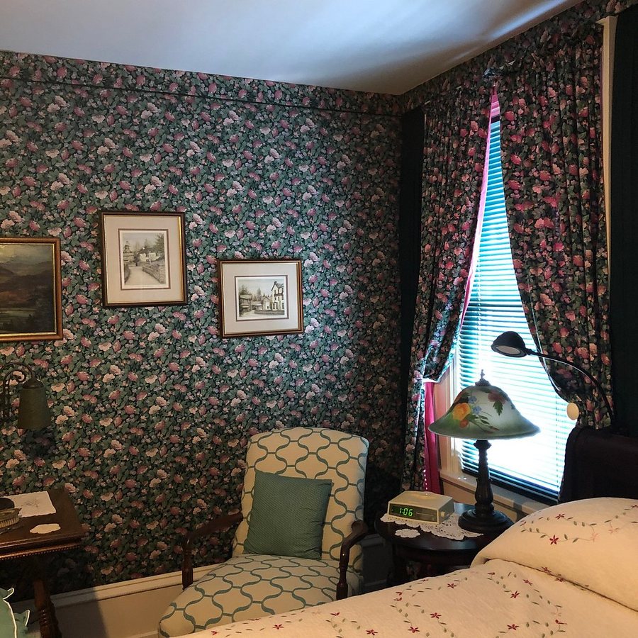Manheim Manor Victorian Bed and Breakfast — Guest room