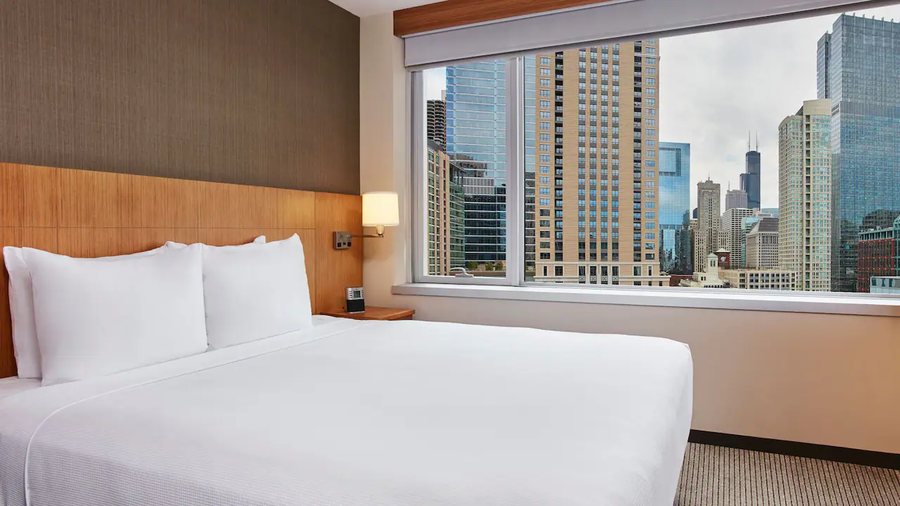 Manilow Suites at Millennium Park Plaza Chicago Illinois — Guest room