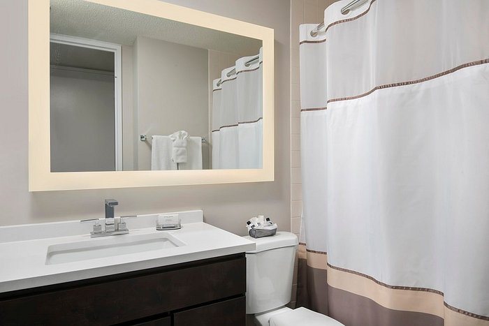 Manilow Suites At North Harbor Tower Chicago Illinois — Bathroom