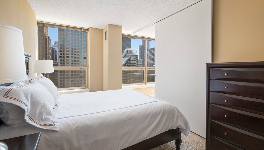 Manilow Suites At North Harbor Tower Chicago Illinois — Guest room