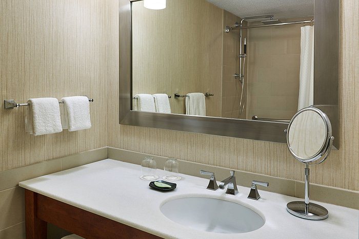Manilow Suites at One West Superior Chicago Illinois — Bathroom