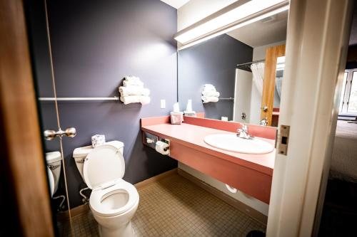 Manistee Hotel — Bathroom