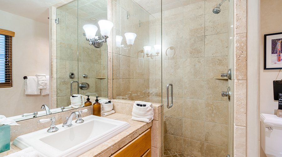 Manitou Lodge — Bathroom