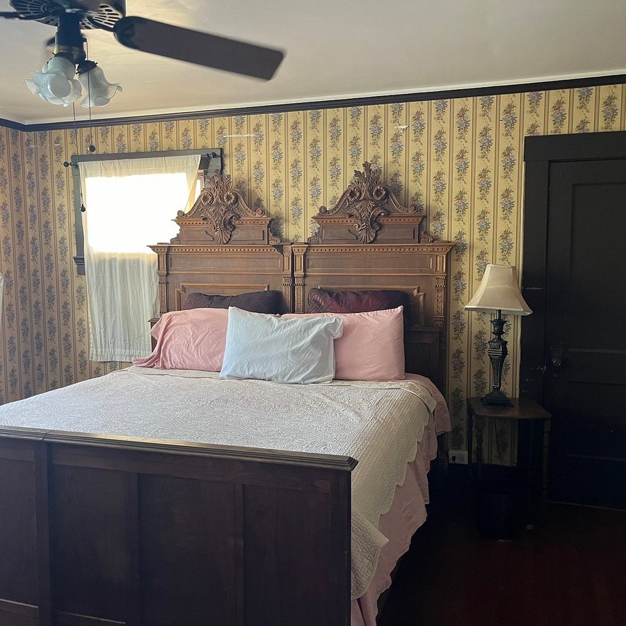 Manoa Valley Inn — Guest room