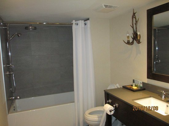 Manoir Saint sauveur — Bathroom