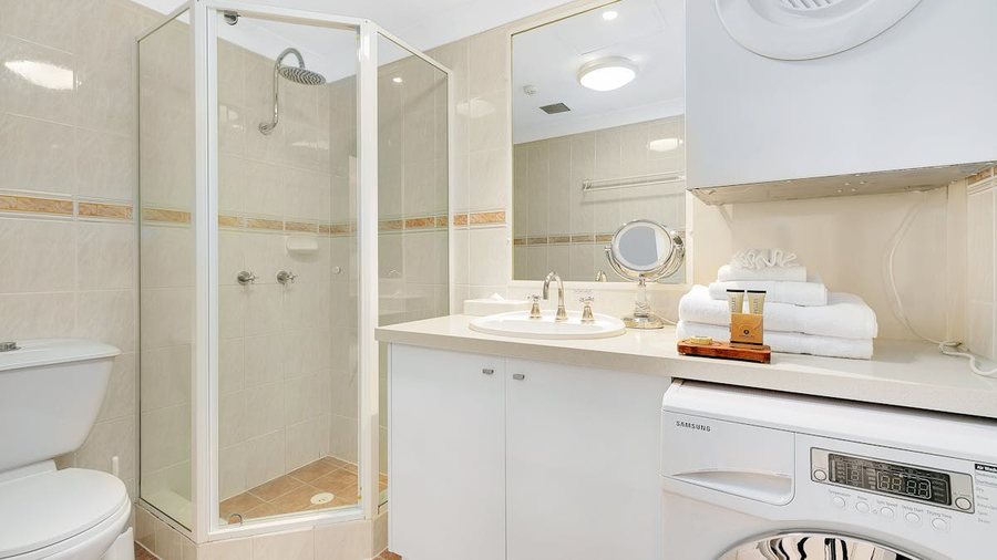 Manor Apartment Hotel — Bathroom